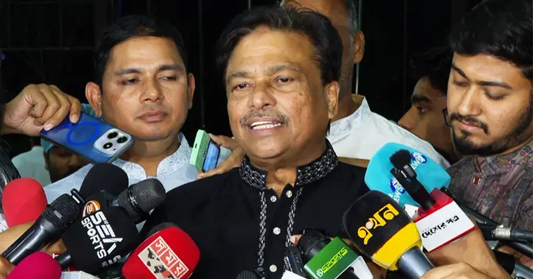 সাংবাদিকদের সঙ্গে কথা বলেছেন বিসিবি সহসভাপতি ফারুক আহমেদ